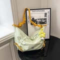 Borsa a tracolla capiente in tela verde con tracolla gialla plissettata e ciondolo - Con Ciondolo / Verde