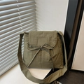 Bolso bandolera de nailon verde oliva con detalle de lazo y correa ancha ajustable - Verde