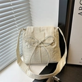 Bolso bandolera beige minimalista con detalle de lazo y correa ancha bajo el sol - Blanco Roto