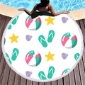 Toalla de playa redonda con estampados de verano y flecos blancos junto a piscina - Estampado de Chanclas y Pelota de Playa (10)