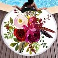 Rundes Strandtuch mit Blumenmuster, roten Rosen und weißen Fransen am Pool auf Holzdeck - Rosen und Federn Deko Stil (13)