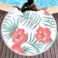 Rundes Strandtuch mit tropischen Hibiskusblüten und grünen Palmenblättern sowie Fransen - Rosa Hibiskus Blaugrüne Palme