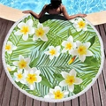 Rundes Strandtuch mit tropischen grünen Blättern, weißen Blüten und weißen Fransen - Hellblau Frangipani Palme