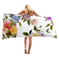 Dickes Strandtuch mit buntem Blumendruck mit rosa und lila Rosen verziert - Realistischer Blumenstil (1) / 150x75cm