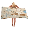Asciugamano da spiaggia beige con stelle marine blu e conchiglie tenuto da una modella - Stella Marina E Conchiglia Beige