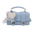 Sac à main bleu clair en similicuir avec fermoirs rotatifs argentés et nœud en dentelle - Bleu (Avec Pendentif)