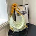 Borsa a nuvola plissettata verde menta con tracolla giallo brillante e fiocchi - Stile di base / Verde