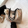 Borsa tote crema con stampe di orsetti rosa e manico intrecciato nero in un set accogliente - Con Ciondolo / Nero