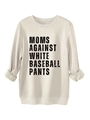 Dettaglio della stampa MOMS AGAINST WHITE BASEBALL PANTS su felpa in pile color crema - S / Sabbia