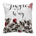 Detail eines Kissenbezugs mit Jingle All The Way Text und Metallglocken-Motiv - Glocken und Notenblatt Stil (6)