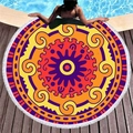Rundes Mandala-Strandtuch mit weißen Fransen auf einem Holzdeck am Poolrand - Mandala Geometrisches Muster 9 (4710202293334)
