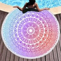 Asciugamano rotondo mandala colorato con nappe bianche su pedana in legno in piscina - Stile Mandala Sfumato Viola Ciano (2)