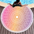 Asciugamano da spiaggia rotondo con mandala colorato e frange su un bordo piscina in legno - Stile Mandala Sfumato Arancione Rosso Viola (4)