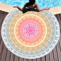 Asciugamano rotondo mandala colorato con nappe su un ponte di legno a bordo piscina - Stile Mandala Rosso Giallo Blu (1)