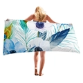Dickes Strandtuch mit blauen Blumen- und Pfauenfedern-Aquarelldrucken auf weißem Grund - Hellblau Handgemalter Blumen- und Pfauenfedernstil (10) / 150x75cm