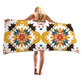 Dickes Strandtuch mit buntem geometrischem Mandala-Muster von einem Model getragen - Symmetrischer Geometrischer Mandala-Stil (6)