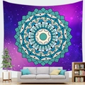 Detailaufnahme von Mandala-Wandteppich mit Galaxie-Hintergrund im Wohnzimmerdekor - Blau-Grünes Galaxie-Mandala (12)