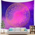Vue détaillée d'une grande tapisserie mandala violet et or sur un canapé - 150x100cm (Peau de pêche) / Mandala Doré Multicouche (6)
