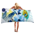 Dickes Strandtuch mit blauem Blumen- und Pfauenfederdruck auf weißem Hintergrund - Blauer Blumen- und Pfauenfedernstil (12) / 150x75cm