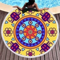 Rundes Mandala-Strandtuch mit weißen Fransen auf einem Holzdeck am Poolrand - Mandala Geometrisches Muster 6 (4710202293331)