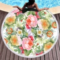 Serviette de plage ronde à motifs de roses et franges blanches sur pont de piscine - Motif Floral Rose (5)