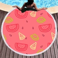 Asciugamano da spiaggia rotondo con anguria e nappe bianche su un ponte di legno in piscina - Anguria Rossa Dipinta a Mano