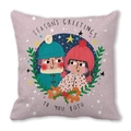 Détail d'une housse de coussin de Noël avec texte Season's Greetings et motif couple - 45x45cm / Personnages Festifs sur Fond Rose (37)