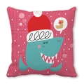 Détail de la taie d'oreiller de Noël avec requin de dessin animé et pois rouges sur peau de pêche - 45x45cm / Requin au Bonnet de Noël (35)