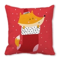 Détail d'une illustration de renard de Noël sur une taie d'oreiller rouge festive - 45x45cm / Renard dans la Chaussette (32)