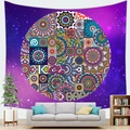 Sterrenhemel mandala wandkleed met paarse nevel en boho patronen boven grijze bank - Collage Stijl Mandala (8)
