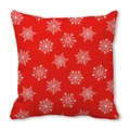 Dettaglio della federa natalizia rossa con motivi a fiocco di neve bianchi su tessuto morbido - 45x45 cm / Stile 31 - Fiocchi di Neve Densi Rossi