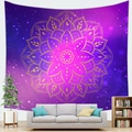 Lila Galaxie-Mandala-Wandteppich mit goldenen Mustern über einem grauen Sofa - Leuchtendes Lila-Rosa Mandala (10)