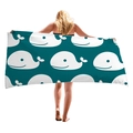 Dickes Strandtuch mit weißem Walmuster auf dunkelblauem Hintergrund für Urlaub - 150x75cm / Wal Stil (5)