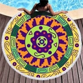 Rundes Mandala-Strandtuch mit gelb-grünen Quasten auf einem Holzdeck am Pool - Mandala Geometrisches Muster 12 (4710202293337)