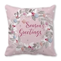 Detail van roze kussensloop met kerstkrans en Season's Greetings tekstbedrukking - Roze Vakantiekrans Season's Greetings (12)