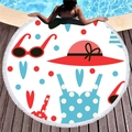 Asciugamano rotondo con icone estive e nappe bianche su un deck di legno in piscina - Stampa Attrezzatura Estiva Bianca
