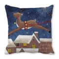 Detail van kerstkussensloop met rendierprint en een nachtelijk dorpstafereel - Vliegend Rendier over Sneeuw (39) / 45x45cm
