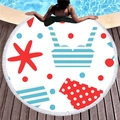 Asciugamano rotondo da spiaggia con stelle rosse, strisce blu e nappine bianche estive - Illustrazione di Bikini Bianco