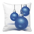 Detaillierte Nahaufnahme blauer Weihnachtskugeln auf weißem Pfirsichhaut-Kissenbezug - Blauer Hintergrund Weihnachtskugeldruck (1)