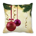 Detalle de funda de cojín navideña con bolas rojas festivas y ramas de pino - Base Beige Estampado de Bolas de Navidad Rojas y Moradas (5)