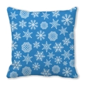 Fodera per cuscino natalizia blu con fiocchi di neve bianchi in tessuto pelle di pesco - 45x45 cm / Stile 16 - Fiocchi di Neve a Tutta Superficie Blu