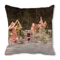 Detaillierter Weihnachtskissenbezug mit Weihnachtsmann und Holzpferd in einer Schneenacht - Stil 7 (Schaukelpferd/Lebkuchenhaus)