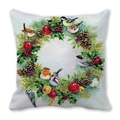 Kerstkussenhoes met aquarel vogelkrans en rode bessen op zachte perzikhuid polyester stof - Roodgouden Kerstballen en Vogels (25)