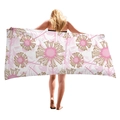 Serviette de plage en microfibre à motif floral rose tenue par un mannequin pour taille - Style Pissenlit Rose Abstrait (5)