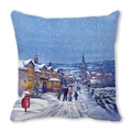 Detailansicht der winterlichen Kleinstadt auf dem quadratischen Weihnachtskissenbezug - Stil 10 (Winter-Schneestadt)