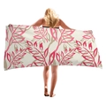 Serviette de plage épaisse avec motif de feuilles roses et brunes montrée par un modèle - Style Feuilles Entrelacées Rose et Marron (6)