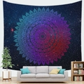 Detalle de un tapiz de mandala de galaxia estrellada sobre un sofá gris en la sala de estar - 150x100cm / Piel de Melocotón / Mandala Degradado Púrpura Estrellado (2)