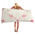 Serviette de plage en microfibre avec fleurs roses présentée par un mannequin - Style Floral Végétal Moderne Simple (10)
