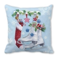 Housse de coussin de Noël bleu clair avec motifs de flocons et icônes de fête - Style Chaussettes Patins Scène de Neige Bleue