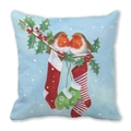 Gros plan sur la housse de coussin douce avec motifs festifs de rouges-gorges et de houx - Style Rouge-Gorge et Chaussette de Noël